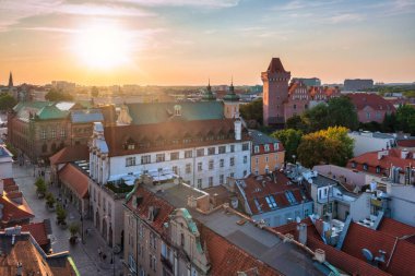Poznan 'daki Old Market Meydanı' nda gün batımında. Polonya