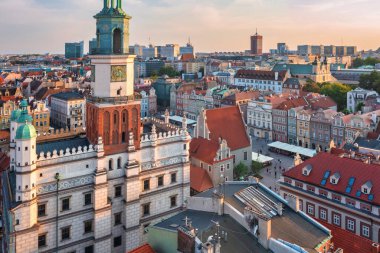 Poznan 'daki Old Market Meydanı' nda gün batımında. Polonya