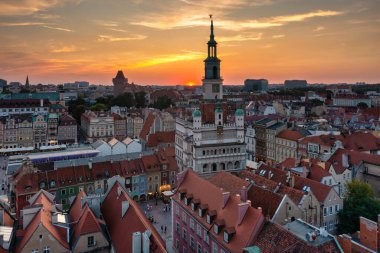 Poznan 'daki Eski Pazar Meydanı' nın gün batımında inanılmaz mimarisi. Polonya