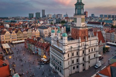 Poznan 'daki Eski Pazar Meydanı' nın gün batımında inanılmaz mimarisi. Polonya