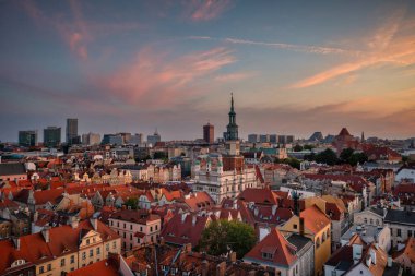 Poznan 'daki Eski Pazar Meydanı' nın gün batımında inanılmaz mimarisi. Polonya
