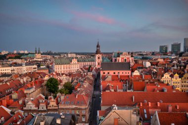 Poznan 'daki Eski Pazar Meydanı' nın gün batımında inanılmaz mimarisi. Polonya