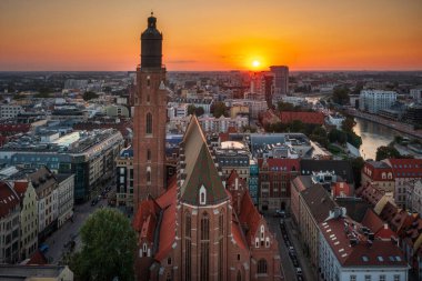 Wroclaw 'daki Eski Kent Pazar Meydanı' nın güzel mimarisi gün batımında, Polonya