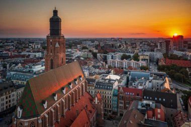 Wroclaw 'daki Eski Kent Pazar Meydanı' nın güzel mimarisi gün batımında, Polonya,