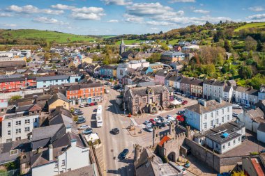 Macroom, İrlanda - 22 Nisan 2024: County Cork, İrlanda 'daki Macroom kasabasının mimarisi.