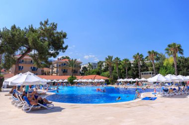 Tekirova, Türkiye - 6 Temmuz 2024: Tekirova, Antalya Eyaleti 'ndeki Club Hotel Phaselis Rose' un güzel havuz alanı. Türkiye