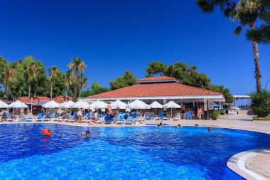 Tekirova, Türkiye - 6 Temmuz 2024: Tekirova, Antalya Eyaleti 'ndeki Club Hotel Phaselis Rose' un güzel havuz alanı. Türkiye