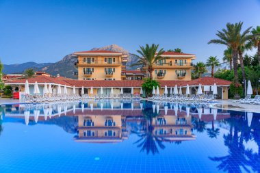 Tekirova, Türkiye - 9 Temmuz 2024: Club Hotel Phaselis Rose 'un güneşli havuz alanı, Tekirova, Antalya Eyaleti. Türkiye