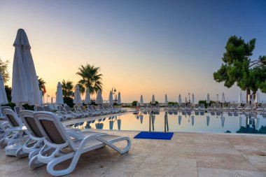 Tekirova, Türkiye - 9 Temmuz 2024: Club Hotel Phaselis Rose 'un güneşli havuz alanı, Tekirova, Antalya Eyaleti. Türkiye