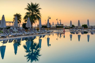 Tekirova, Türkiye - 9 Temmuz 2024: Club Hotel Phaselis Rose 'un güneşli havuz alanı, Tekirova, Antalya Eyaleti. Türkiye