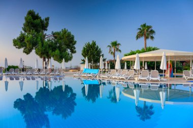 Tekirova, Türkiye - 9 Temmuz 2024: Club Hotel Phaselis Rose 'un güneşli havuz alanı, Tekirova, Antalya Eyaleti. Türkiye