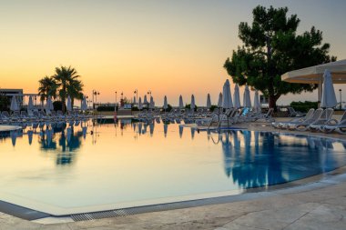 Tekirova, Türkiye - 9 Temmuz 2024: Club Hotel Phaselis Rose 'un güneşli havuz alanı, Tekirova, Antalya Eyaleti. Türkiye