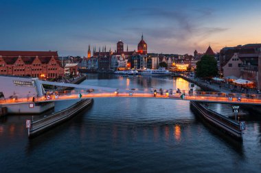 Gdansk, Polonya - 18 Temmuz 2024: The Main Town of Gdansk by the Motlawa River, Polonya.