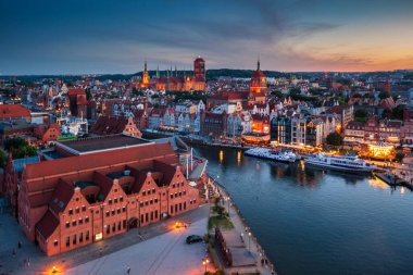 Gdansk, Polonya - 18 Temmuz 2024: The Main Town of Gdansk by the Motlawa River, Polonya.