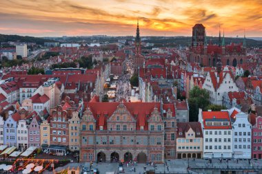 Gdansk, Polonya - 7 Ağustos 2024: The Main Town of Gdansk at sunset, Polonya.