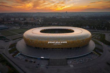 Gdansk, Polonya - 31 Ağustos 2024: Kehribar şekilli havacılık sahası - Polsat Plus Arena Baltık Denizi kıyısında gün batımında Polonya.