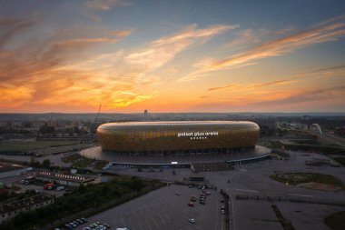 Gdansk, Polonya - 31 Ağustos 2024: Kehribar şekilli havacılık sahası - Polsat Plus Arena Baltık Denizi kıyısında gün batımında Polonya.