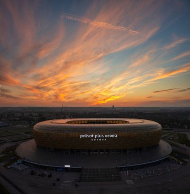 Gdansk, Polonya - 31 Ağustos 2024: Kehribar şekilli havacılık sahası - Polsat Plus Arena Baltık Denizi kıyısında gün batımında Polonya.