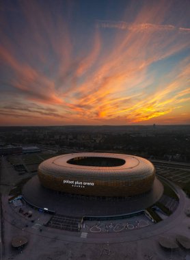 Gdansk, Polonya - 31 Ağustos 2024: Kehribar şekilli havacılık sahası - Polsat Plus Arena Baltık Denizi kıyısında gün batımında Polonya.