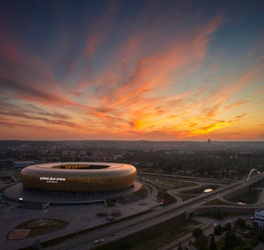 Gdansk, Polonya - 31 Ağustos 2024: Kehribar şekilli havacılık sahası - Polsat Plus Arena Baltık Denizi kıyısında gün batımında Polonya.