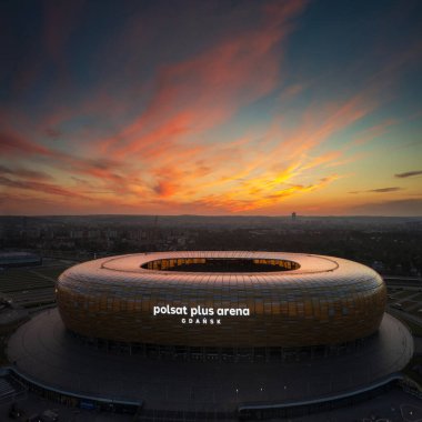 Gdansk, Polonya - 31 Ağustos 2024: Kehribar şekilli havacılık sahası - Polsat Plus Arena Baltık Denizi kıyısında gün batımında Polonya.