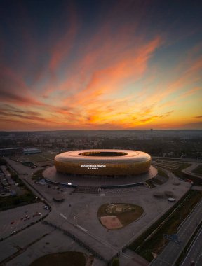 Gdansk, Polonya - 31 Ağustos 2024: Kehribar şekilli havacılık sahası - Polsat Plus Arena Baltık Denizi kıyısında gün batımında Polonya.
