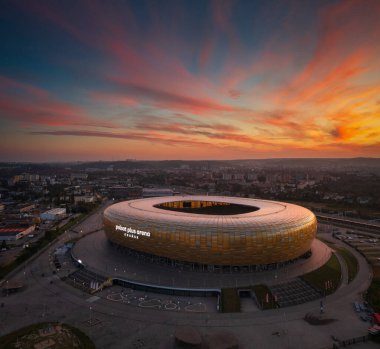 Gdansk, Polonya - 31 Ağustos 2024: Kehribar şekilli havacılık sahası - Polsat Plus Arena Baltık Denizi kıyısında gün batımında Polonya.