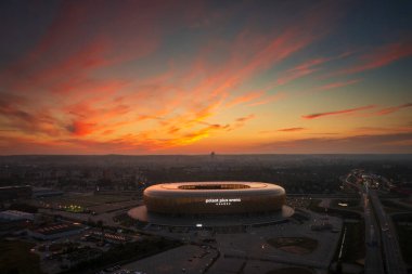 Gdansk, Polonya - 31 Ağustos 2024: Kehribar şekilli havacılık sahası - Polsat Plus Arena Baltık Denizi kıyısında gün batımında Polonya.