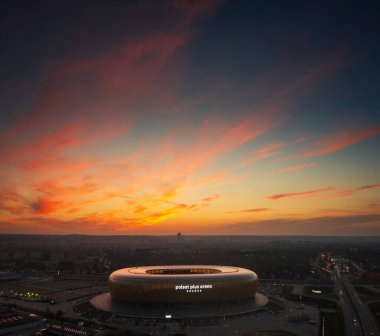 Gdansk, Polonya - 31 Ağustos 2024: Kehribar şekilli havacılık sahası - Polsat Plus Arena Baltık Denizi kıyısında gün batımında Polonya.