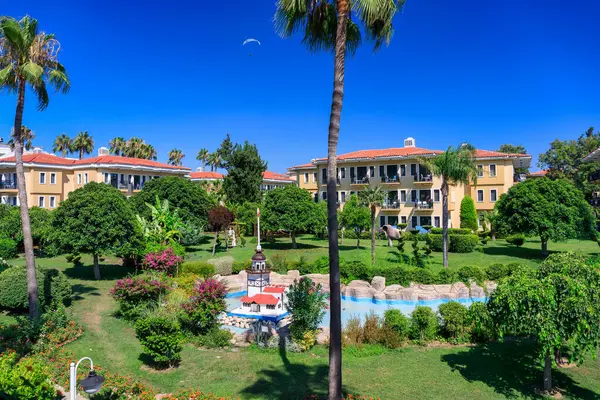 Tekirova, Türkiye - 6 Temmuz 2024: Tekirova, Kemer 'deki Club Phaselis Rose otelinin güzel yeşil bahçeleri. Türkiye