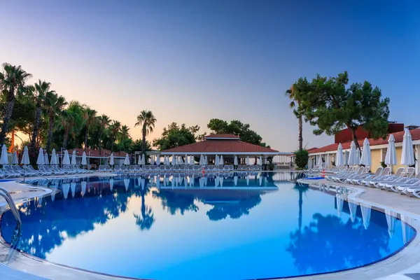 Tekirova, Türkiye - 9 Temmuz 2024: Club Hotel Phaselis Rose 'un güneşli havuz alanı, Tekirova, Antalya Eyaleti. Türkiye