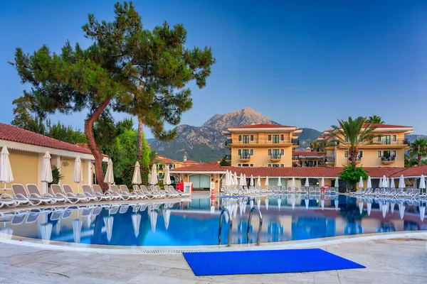 Tekirova, Türkiye - 9 Temmuz 2024: Club Hotel Phaselis Rose 'un güneşli havuz alanı, Tekirova, Antalya Eyaleti. Türkiye