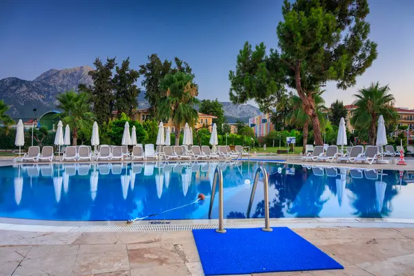 Tekirova, Türkiye - 9 Temmuz 2024: Club Hotel Phaselis Rose 'un güneşli havuz alanı, Tekirova, Antalya Eyaleti. Türkiye