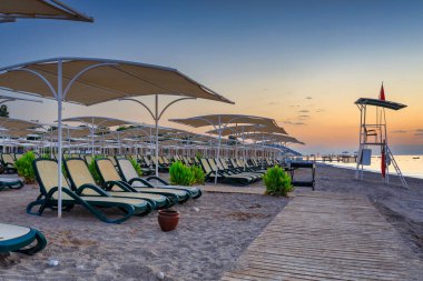 Gündoğumunda Tekirova yakınlarında güzel bir Türk Rivierası. Kemer, Türkiye