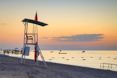 Gündoğumunda Tekirova yakınlarında güzel bir Türk Rivierası. Kemer, Türkiye