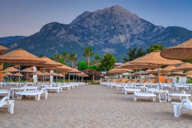 Gündoğumunda Tekirova yakınlarında güzel bir Türk Rivierası. Kemer, Türkiye