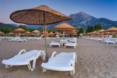 Gündoğumunda Tekirova yakınlarında güzel bir Türk Rivierası. Kemer, Türkiye