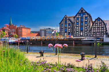 Bydgoszcz şehrinin mimarisi Polonya 'nın Brda Nehri' nde.