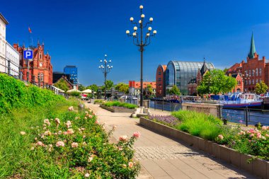 Bydgoszcz şehir merkezinin mimarisi Polonya 'daki Brda Nehri' nde.