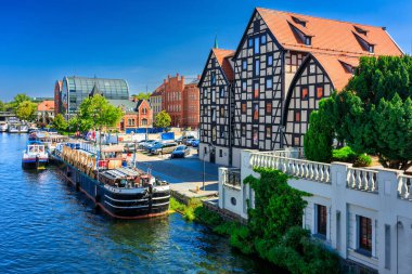Bydgoszcz şehrinin mimarisi Polonya 'nın Brda Nehri' nde.
