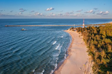 Gorki Zachodnie 'deki Baltık Denizi plajı, gün batımında, Gdansk. Polonya