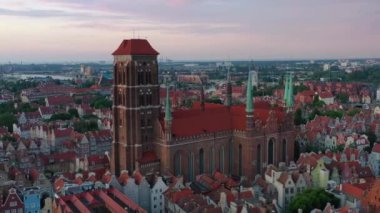Günbatımında ana şehir Gdansk, Polonya.