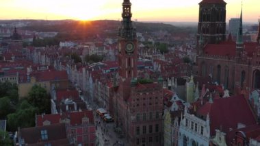 Günbatımında ana şehir Gdansk, Polonya.
