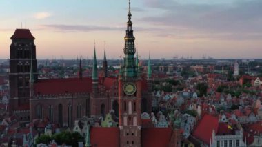 Günbatımında ana şehir Gdansk, Polonya.