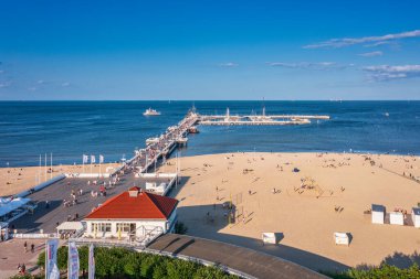 Sopot, Polonya - 10 Ağustos 2024: Sopot 'un Baltık Denizi' ndeki güzel mimarisi, Polonya. Sopot, Polonya 'nın en uzun tahta rıhtımına sahip büyük turizm beldesi..