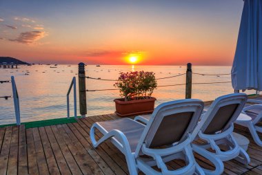 Türk Rivierası sahilinde güzel bir gün doğumu Kemer yakınlarındaki Tekirova 'da. Türkiye