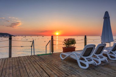 Türk Rivierası sahilinde güzel bir gün doğumu Kemer yakınlarındaki Tekirova 'da. Türkiye