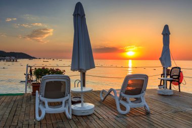 Türk Rivierası sahilinde güzel bir gün doğumu Kemer yakınlarındaki Tekirova 'da. Türkiye