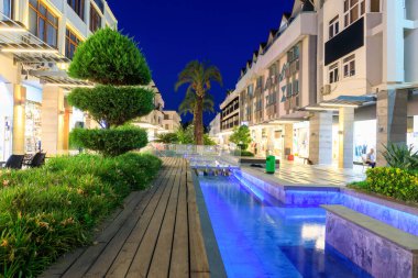 Türkiye 'nin Antalya ilinin akşam karanlığında Kemer kentinin güzel manzarası