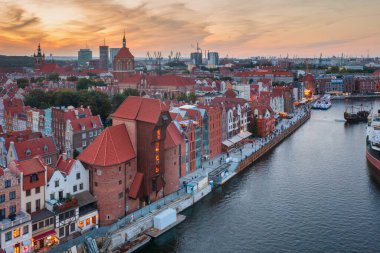 Günbatımında ana şehir Gdansk, Polonya.